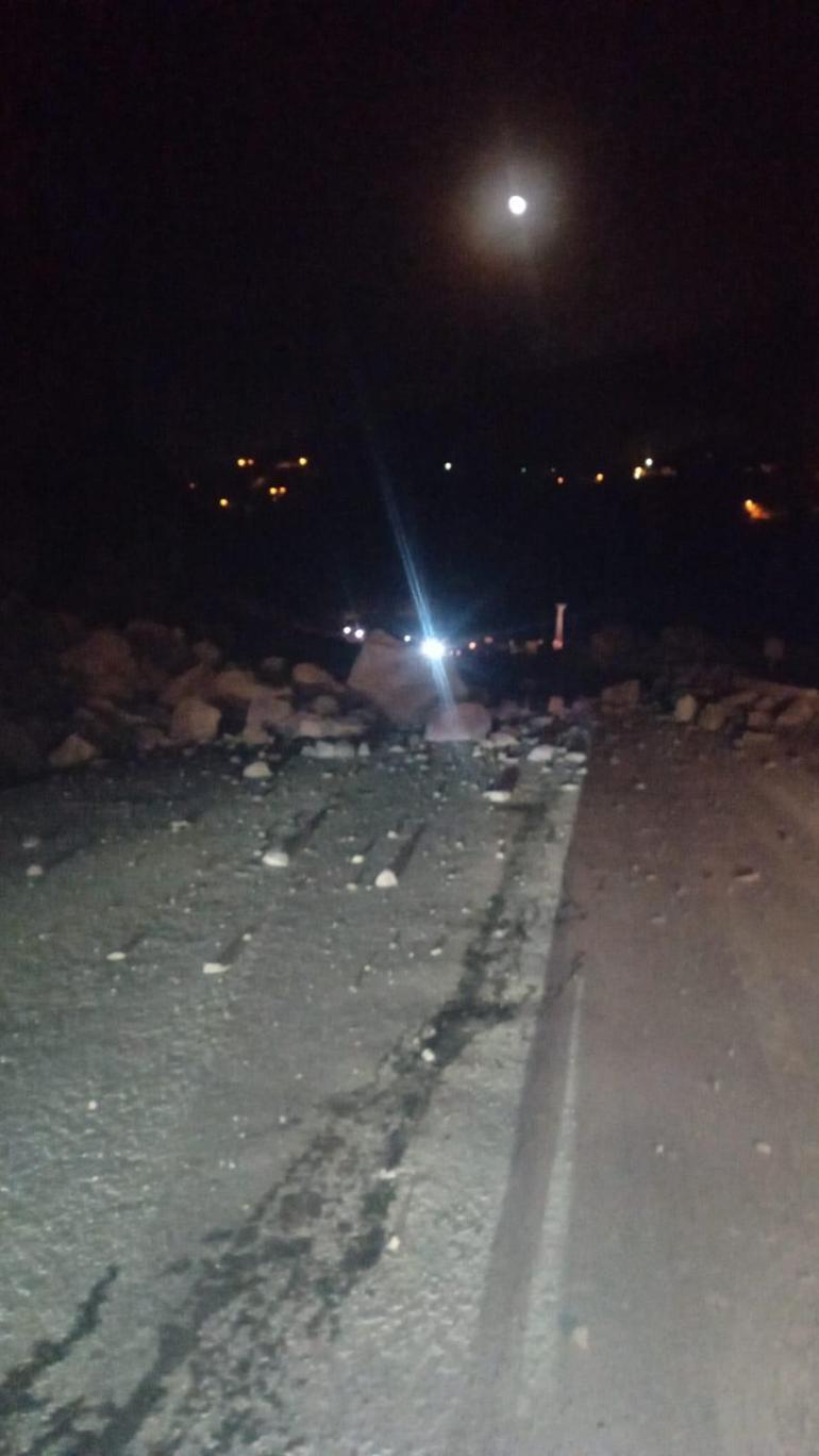 Trabzon-Gümüşhane karayoluna düşen taş ve kayalar ulaşımı aksattı