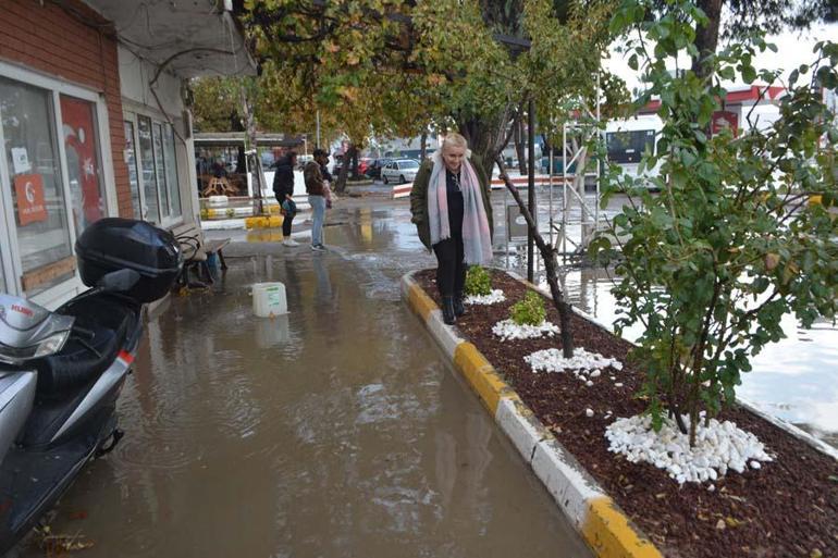 İzmirde sağanak yağış Yollar göle döndü, dükkanları su bastı