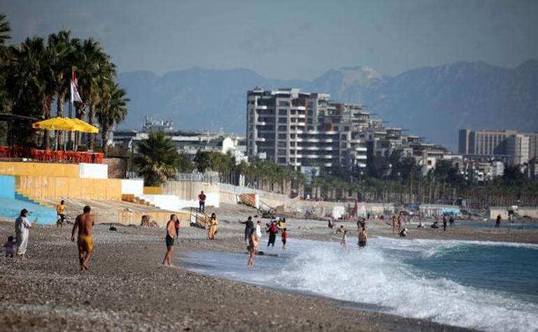 Antalyada tatilciler denize girip güneşlendi