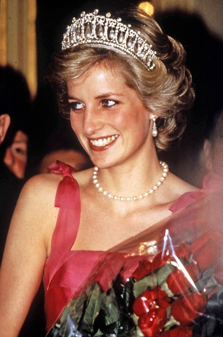 Prenses Diananın tacının ardındaki sır ortaya çıktı 2015 yılına kadar görülmemişti