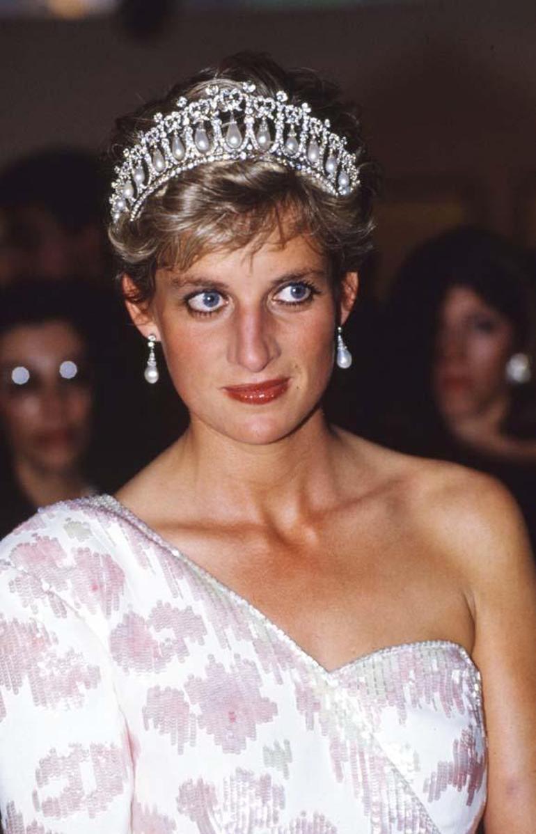 Prenses Diananın tacının ardındaki sır ortaya çıktı 2015 yılına kadar görülmemişti