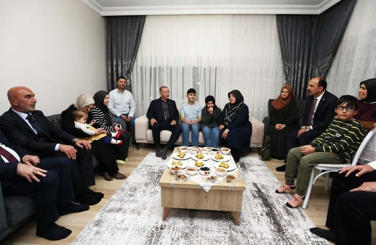 Cumhurbaşkanı Erdoğan, görme engelli hafız Ravzanuru evinde ziyaret edip çay içti