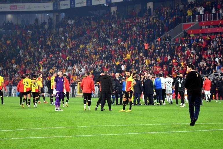 Göztepe-Altay derbisi yarıda kaldı Taraftar futbolcuya saldırdı...