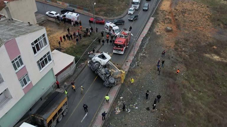 Başakşehirde hafriyat kamyonunun üzerine devrildiği otomobilin sürücüsü yaralı kurtarıldı