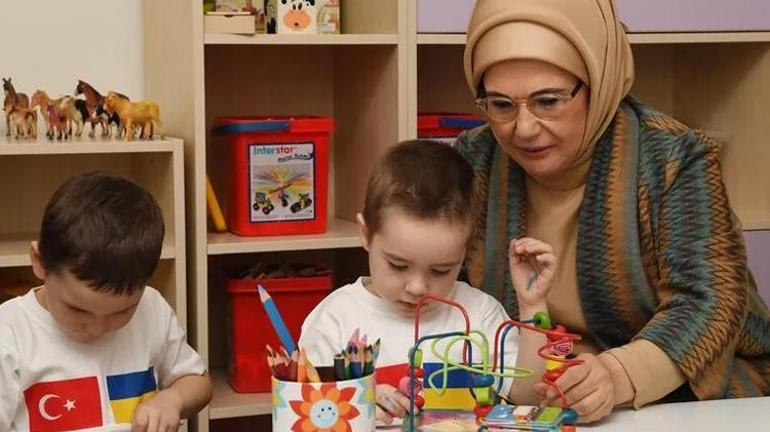 Emine Erdoğan, Ukraynadan Türkiyeye getirilen yetim çocuklarla buluştu