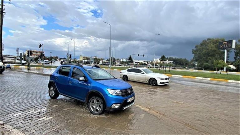 Antalya’da sağanak yağış 1 saat yetti, araçlar yollarda kaldı