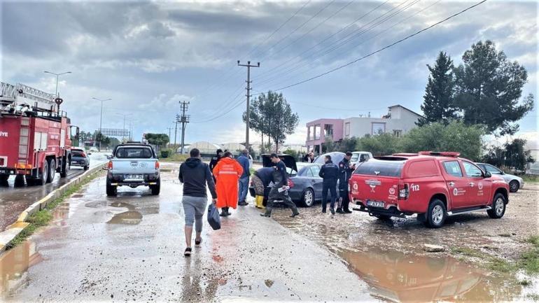 Antalya’da sağanak yağış 1 saat yetti, araçlar yollarda kaldı