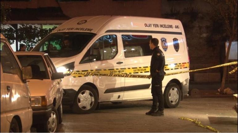 Kasımpaşa’da restoran önünde duran genç husumetlileri tarafından silahlı saldırıya uğradı