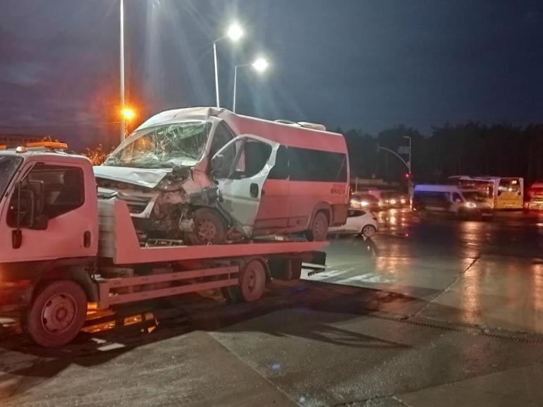Arnavutköy’de ters şeritten yola giren İETT otobüsü kazaya neden oldu: 14 yaralı