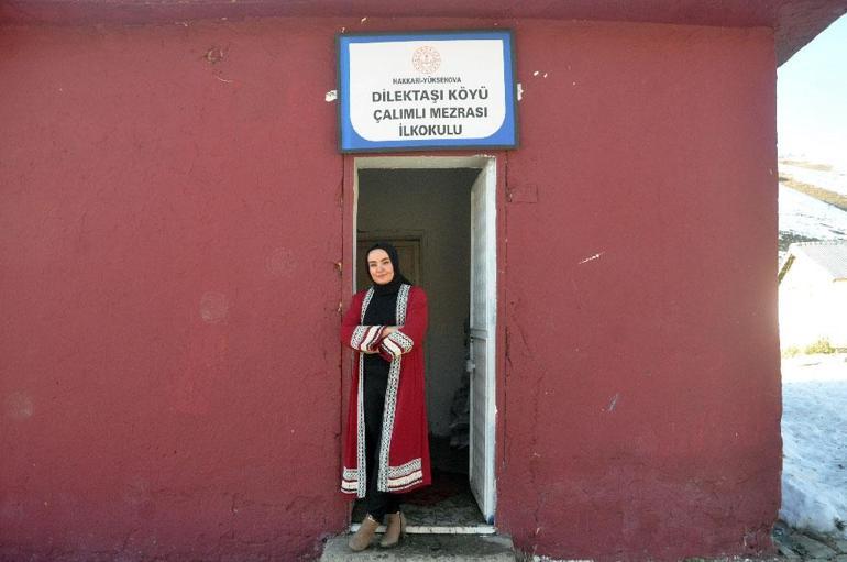 Müjgen öğretmenden örnek hareket Hem öğretmen hem hademe