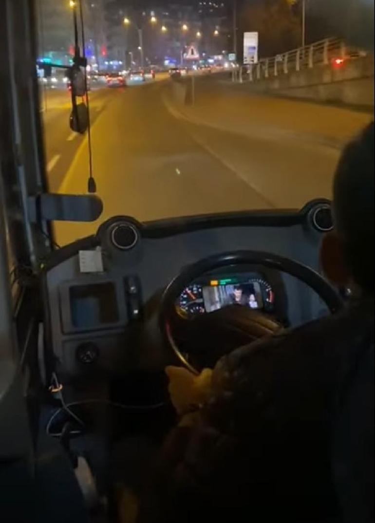 Halk otobüsü şoförü, seyir halindeyken izlediği videoyu gören yolcular isyan etti