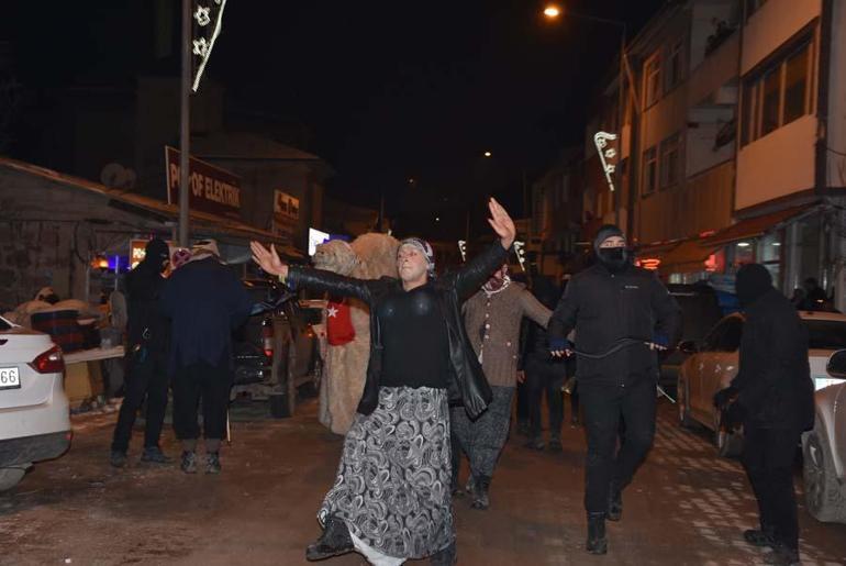 Yeni yıla saatler kala İstiklal Caddesi ve Taksime akın ettiler
