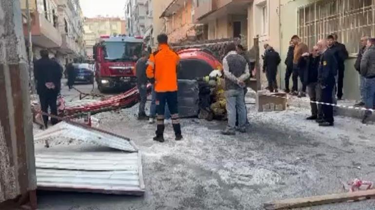 İzmir’de faciadan dönüldü: Yıkım sırasında iş makinesi 3. kattan düştü