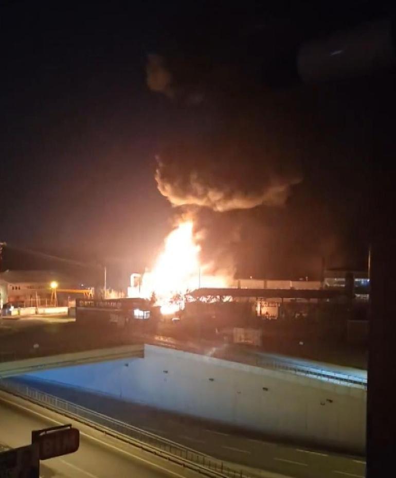 Arnavutköyde kauçuk fabrikası alev alev yandı Patlama ile başlayan yangın kamerada