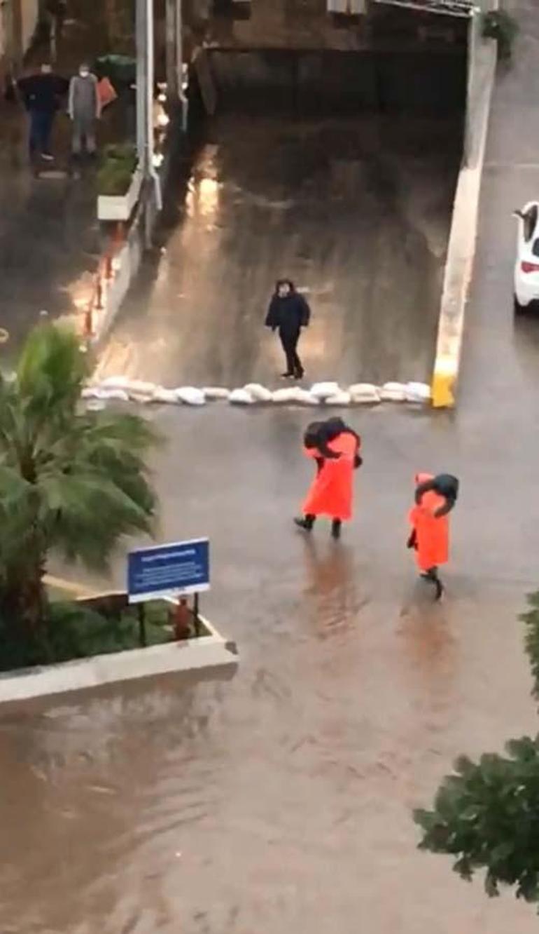 Sağanak yağış ve fırtına Antalyada hayatı durma noktasına getirdi Narenciye bahçelerini su bastı yollar kapandı