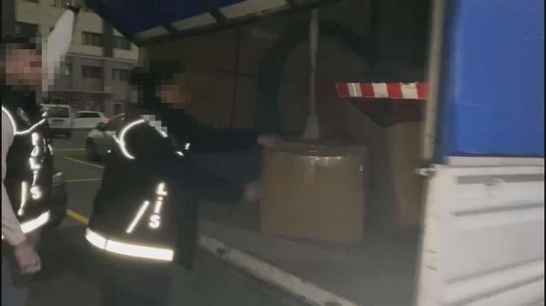 İBB ve İSKİ logolu kamyonette 112 kilo esrar ele geçirildi