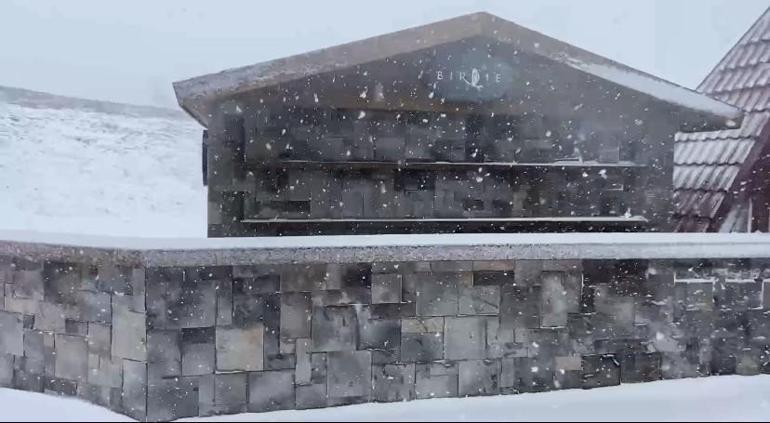 Uludağ’da kar yağışı başladı Kar kalınlığı 30 santimetreye ulaştı