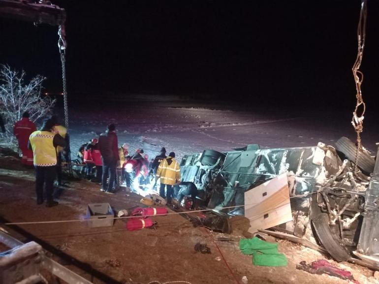 Kayseride yolcu otobüsü şarampole devrildi: 3 ölü, 25 yaralı