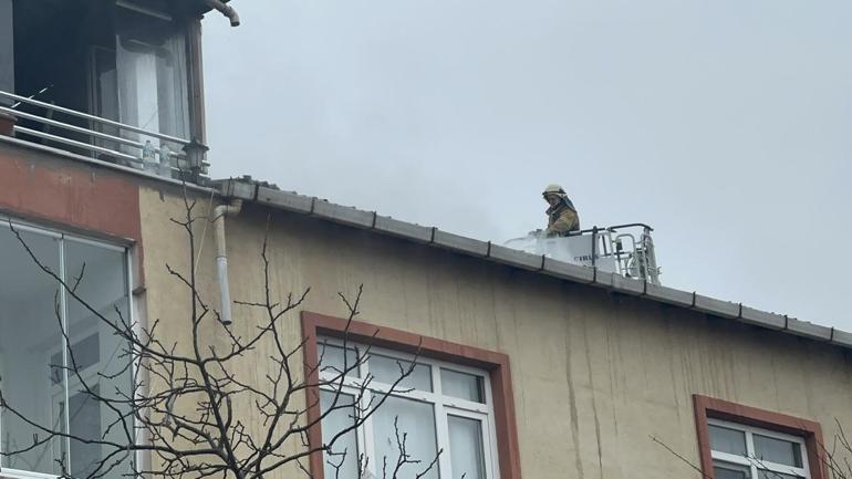 Maltepede 3 katlı binanın çatısı alev alev yandı