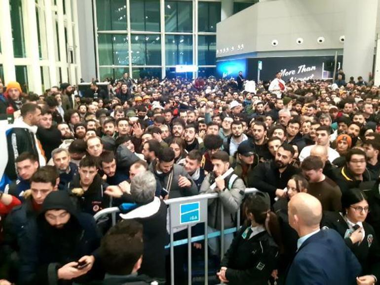 Binlerce yardım gönüllüsü İstanbul Havalimanına akın etti