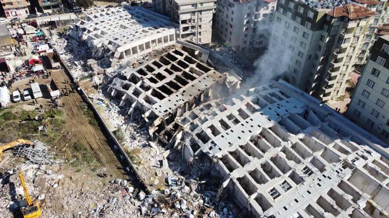 250 daireli rezidans depremde yerle bir oldu Hataysporlu Taner Savut ve Christian Atsu enkaz altında