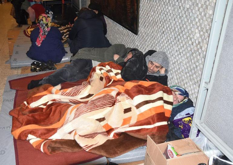 Malatyada depremzedeler toplanma merkezi ve çadırlarda barınıyor