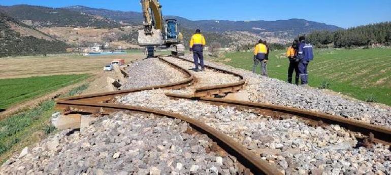 Depremde hasar gören demir yolları onarılıyor