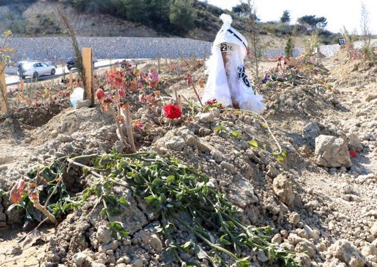 Felaketten geriye bunlar kaldı Mezar başlarında oyuncaklar, kıyafetler ve özel eşyalar