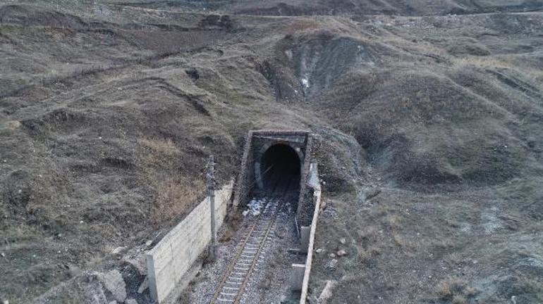 Adıyaman’da demiryolu tüneli depremle çöktü