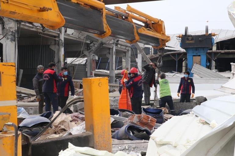 Kahramanmaraşta ağır hasarlı fabrikaya giren işçiler, enkaz altında kaldı: 1 ölü, 4 yaralı