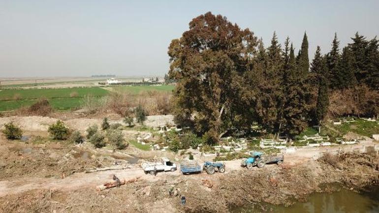 Depremler mezarlığı tahrip etti; 50 mezarın kaybolduğu iddia edildi