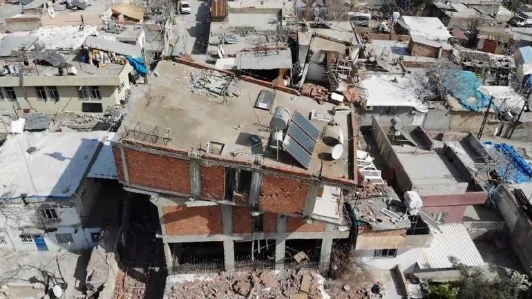 Depremden sonra oraya çıktı Binanın üçüncü katı ortadan kayboldu