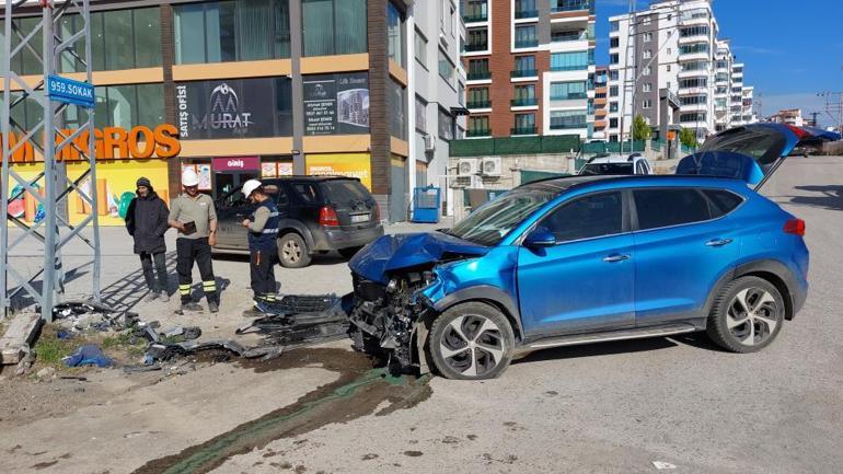 Samsunda aracıyla elektrik direğine çarpan avukat ve kızı yaralandı