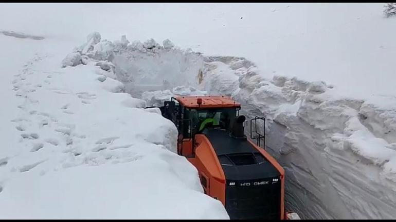 Kar iş makinelerinin boyunu aştı Yollar tünele döndü