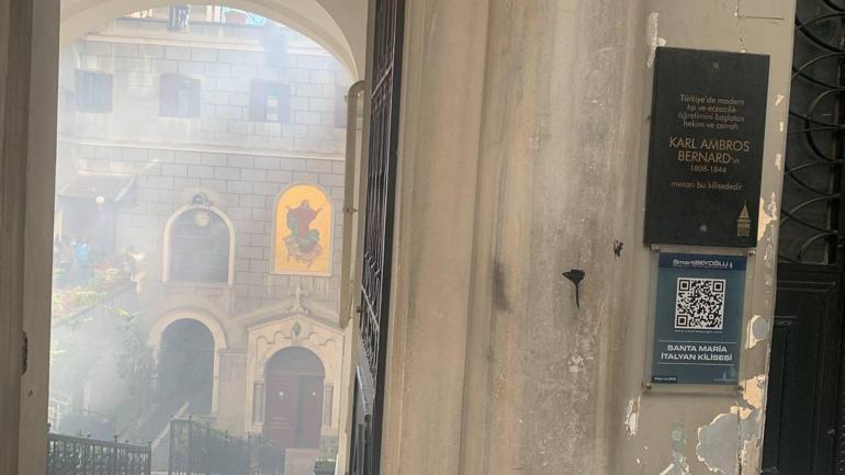 İstiklal Caddesinde restorandaki yangın kiliseye sıçradı