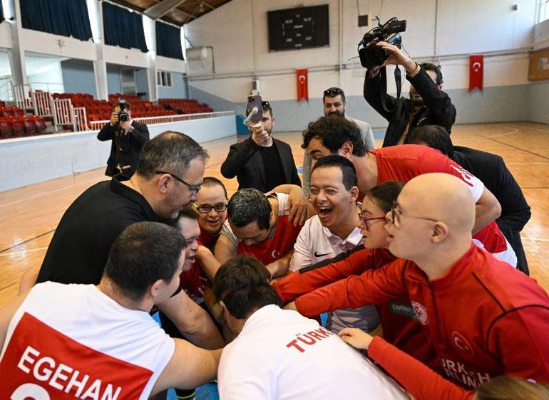 Bakan Kasapoğlu, down sendromlu milli sporcular ile basketbol oynadı