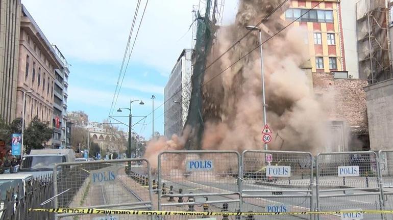 Beyoğlu’nda 5 katlı metruk bina çöktü