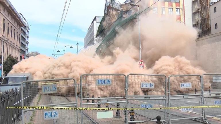 Beyoğlu’nda 5 katlı metruk bina çöktü