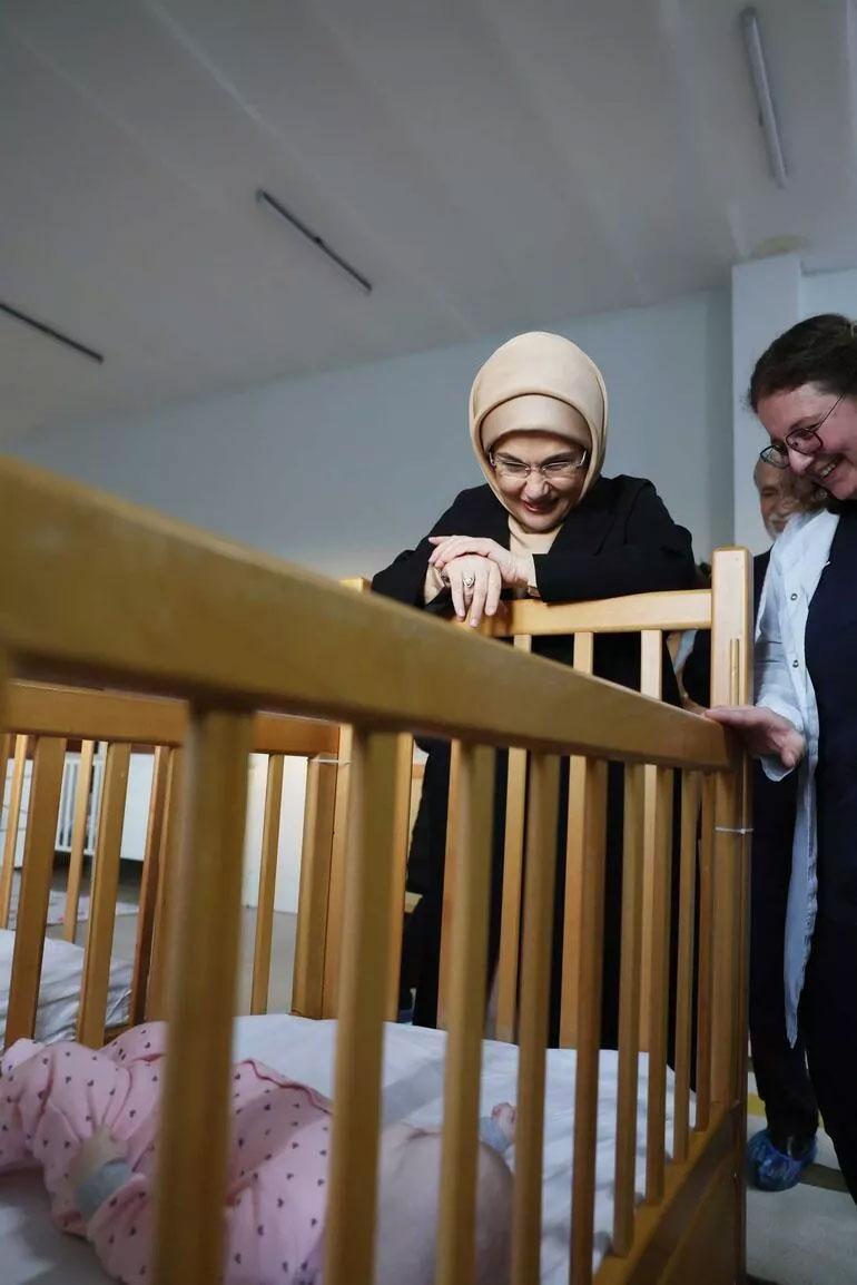 Emine Erdoğan, Darülaceze’de çocuk yuvasını ziyaret etti