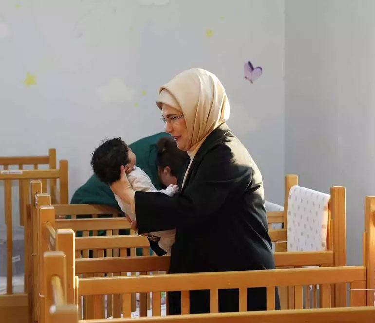 Emine Erdoğan, Darülaceze’de çocuk yuvasını ziyaret etti