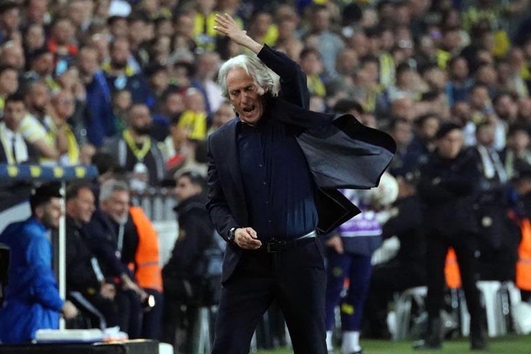 Fenerbahçe - Ankaragücü maçında yüksek tansiyon Jorge Jesus ve yöneticilerden hakeme sert tepki