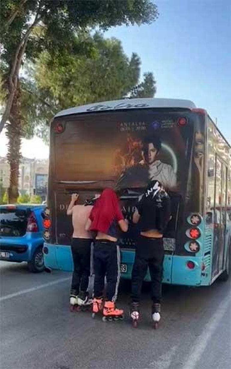 Patenli gençler, halk otobüsünün arkasına tutunup ilerledi
