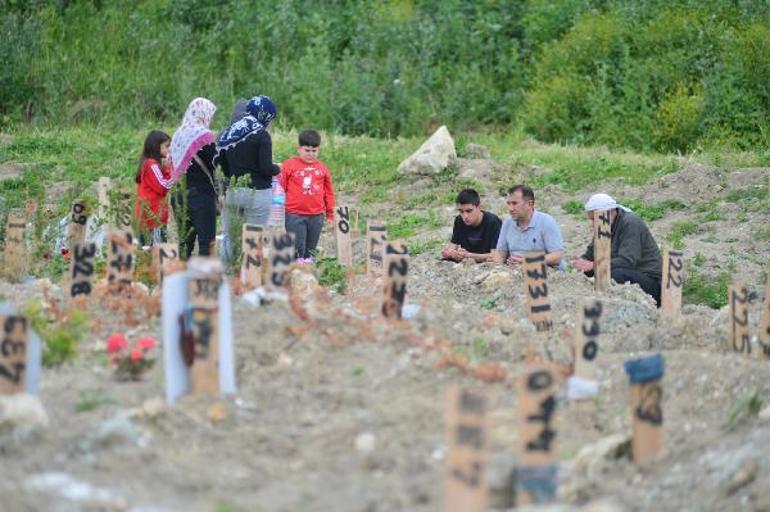 Deprem mezarlıklarında gözyaşları sel olup aktı Düğününü yapacaktık
