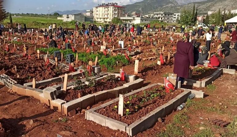 Mezarlıkta kahreden detay Beyaz duvağın sırrı ortaya çıktı