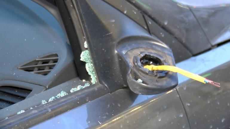 Trafikte maganda dehşeti Otomobilin aynasını ve camını kırdı