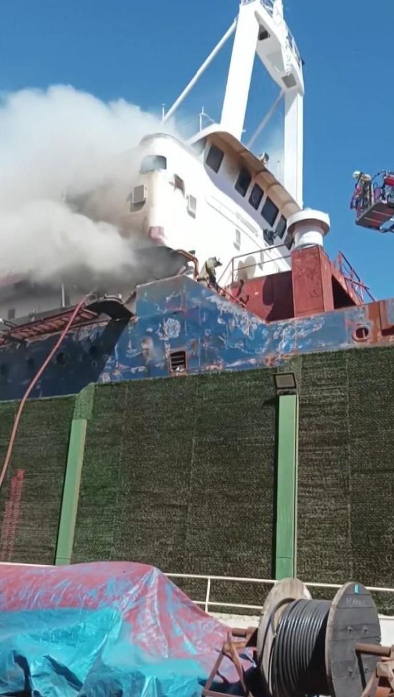Tuzla’da kuru yük gemisinde yangın