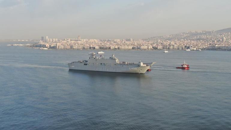 Dünyanın ilk SİHA gemisi İzmirde: TCG Anadolu İzmir limanında havadan görüntülendi