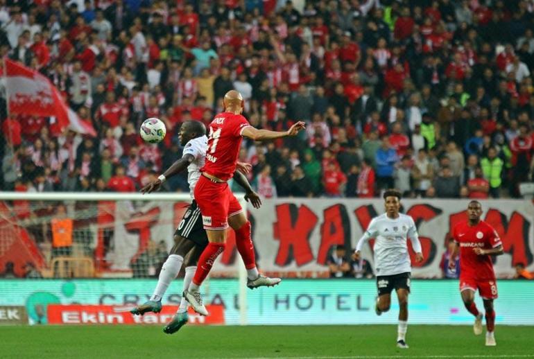 Süper Ligde Beşiktaş Antalyaspor karşısında 3 puanı 3 golle aldı