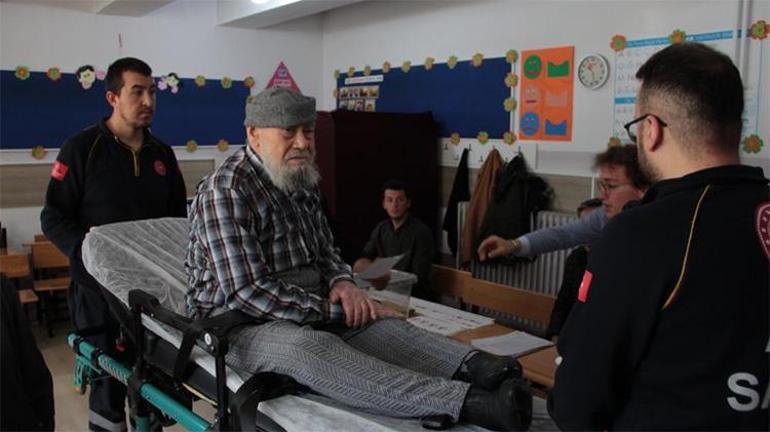 87 yaşındaki Mustafa amca oy kullanmaya ambulansla geldi