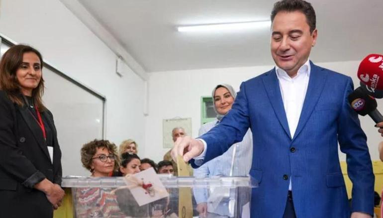 Liderler oylarını kullandı Türkiye seçim için sandık başında